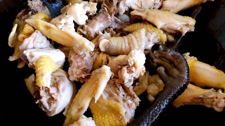 小鸡炖蘑菇,锅内放油烧至五成热，放入鸡块翻炒片刻。