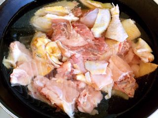 小鸡炖蘑菇,切块后凉水下锅，焯去血沫。