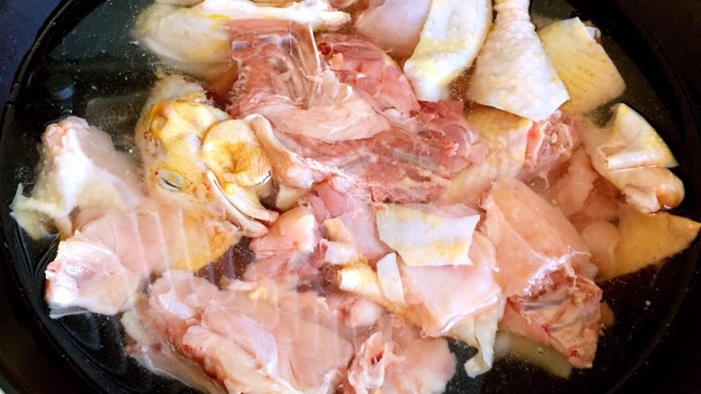 小鸡炖蘑菇,切块后凉水下锅，焯去血沫。