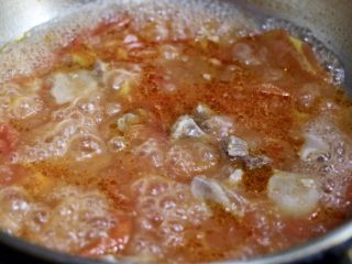 番茄牛腩汤,大火煮开转小火慢炖15分钟左右，最后出锅前再少许调味。