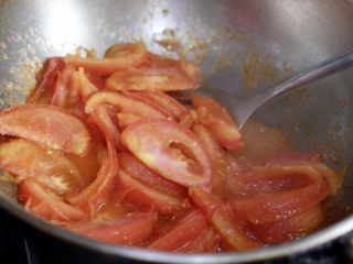 番茄牛腩汤,翻炒至出一半的西红柿出泥