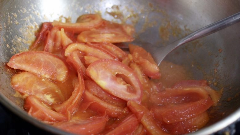 番茄牛腩汤,翻炒至出一半的西红柿出泥