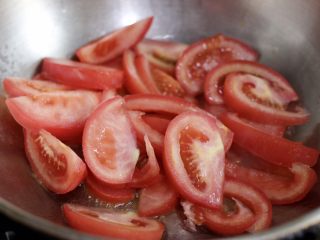 番茄牛腩汤,锅中放入西红柿