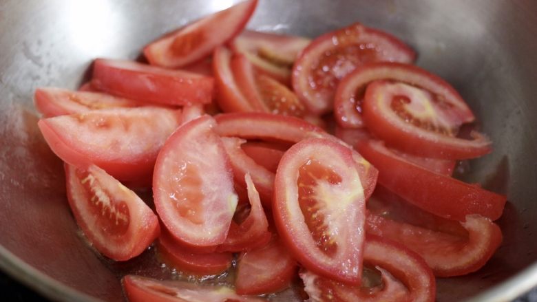 番茄牛腩汤,锅中放入西红柿