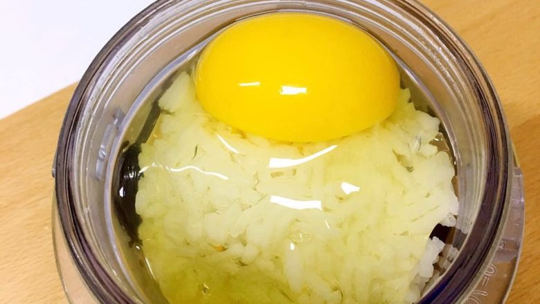 【米饭煎饼】宝宝辅食,熟米饭打入鸡蛋；
