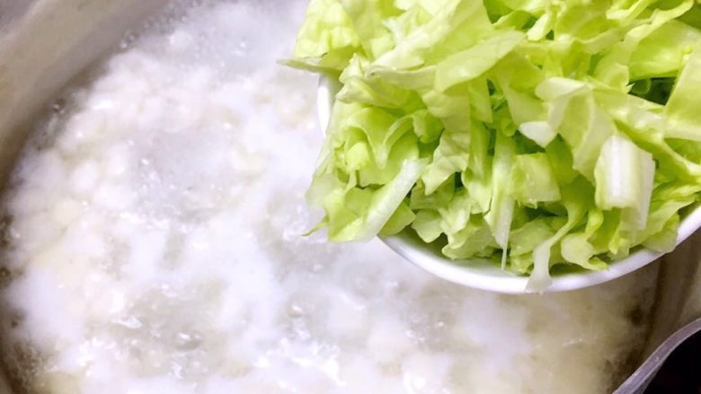 【白菜肉末疙瘩汤】宝宝辅食,加入白菜碎一同煮熟即可。