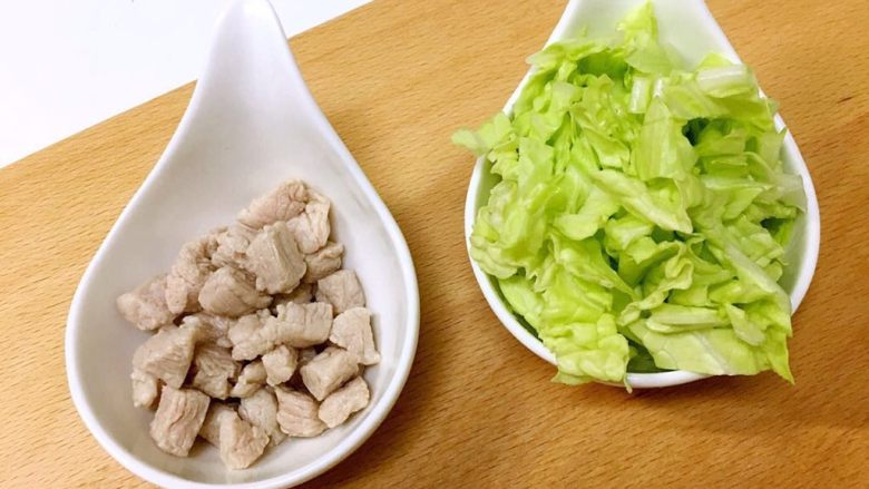 【白菜肉末疙瘩汤】宝宝辅食,大白菜叶切碎，猪肉粒用热水洗净。