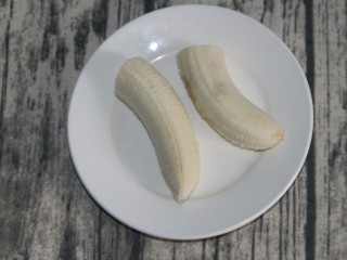 香蕉土司卷,香蕉切成两段