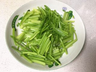 芹菜炒虾仁
,摘掉菜叶，洗净切段