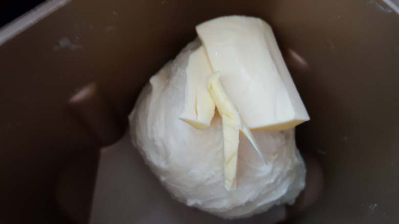 黑芝麻酱吐司,5.当面团揉至扩展阶段时，加入黄油。