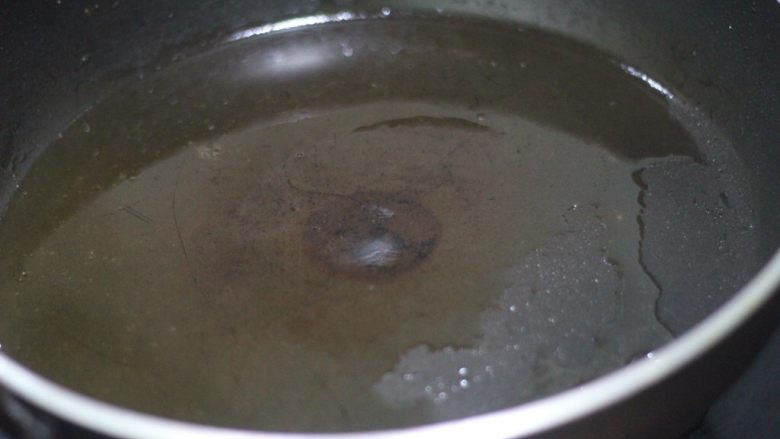 芫爆鸡丝 俗称“百人斩”,热锅凉油，中火用油把锅滚一遍，手掌在离锅10厘米的地方感受一下，感觉油温上来了就下鸡丝。