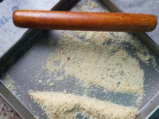 黄金凤尾虾,2.用擀面杖辅助，将面包糠擀压成细末。