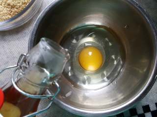 黄金凤尾虾,7.打一颗鸡蛋，在容器中，加入几滴苹果醋。