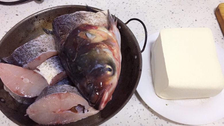 奶白鱼头炖豆腐,将鱼切块 用料酒 盐 腌制十五分钟