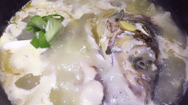 奶白鱼头炖豆腐,加入开水 没过鱼头 加入各种调料
