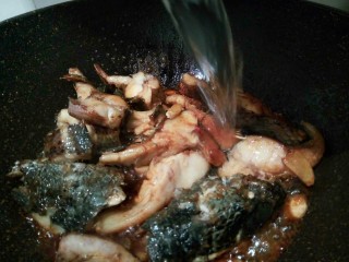 黑酱油#酱香鱼块#,热水少许，没过鱼块，开大火