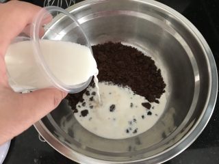 中式点心～红糖马拉糕（无油版）,加入牛奶，搅拌到红糖融化，红糖不好融化的话可以微波炉里加热1分钟，或者隔热水搅拌融化