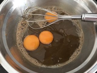 中式点心～红糖马拉糕（无油版）,红糖融化后加入三个鸡蛋