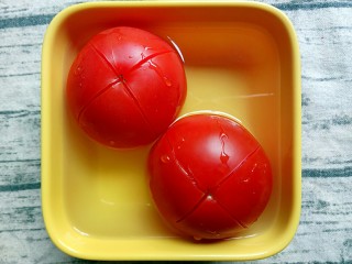 百变鸡蛋+番茄鸡蛋拌面,番茄先用开水泡三分钟