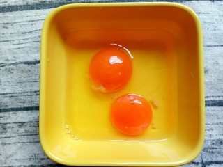 百变鸡蛋+番茄鸡蛋拌面,在泡番茄的时候先把鸡蛋打开