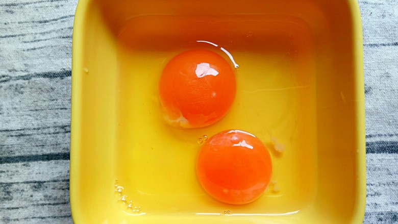 百变鸡蛋+番茄鸡蛋拌面,在泡番茄的时候先把鸡蛋打开