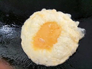 百变鸡蛋+番茄鸡蛋拌面,锅里放油，油热鸡蛋先煎