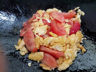 百变鸡蛋+番茄鸡蛋拌面,煎好的鸡蛋炒散一点倒入番茄翻炒