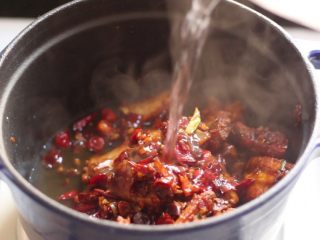 川香土豆炖排骨,排骨放入铸铁锅，放入八角和花椒，加入热水没过排骨。大火煮开，转小火炖煮20分钟左右。