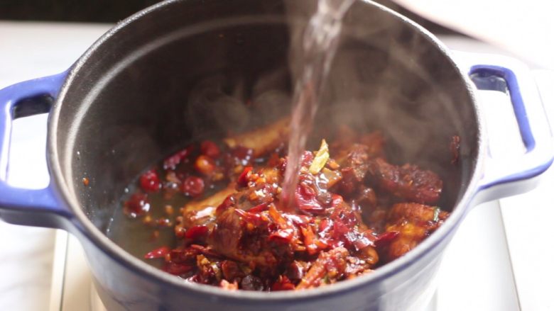 川香土豆炖排骨,排骨放入铸铁锅，放入八角和花椒，加入热水没过排骨。大火煮开，转小火炖煮20分钟左右。