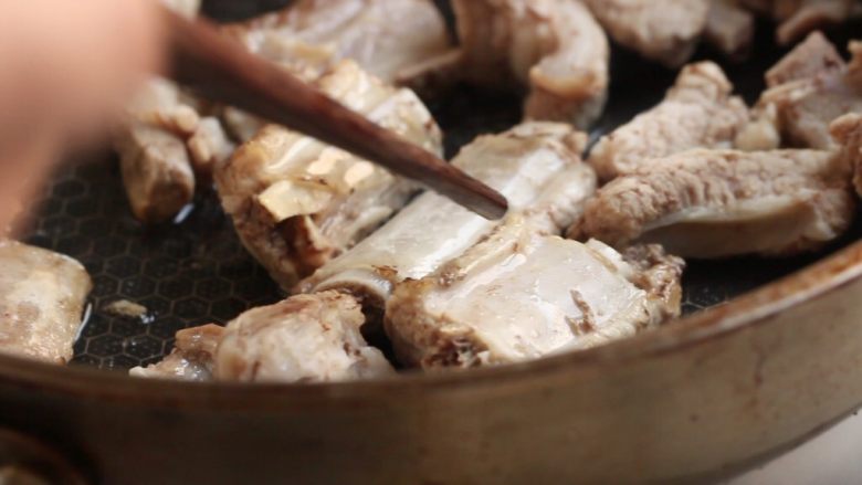 川香土豆炖排骨,另起锅，加油烧热，放入排骨略煎。