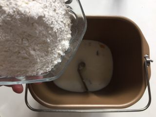双色水立方吐司面包,之后依次加入白砂糖和面粉
