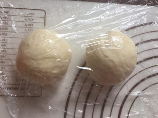 双色水立方吐司面包,取出再次排气分割成两份后盖保鲜膜静置20分钟
