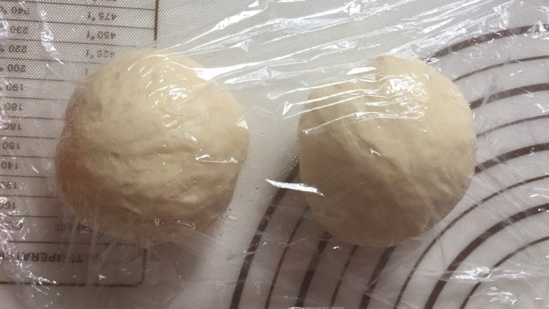 双色水立方吐司面包,取出再次排气分割成两份后盖保鲜膜静置20分钟
