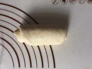 双色水立方吐司面包,自上而下卷起后盖保鲜膜再次静置10分钟

