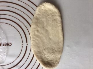 双色水立方吐司面包,取出一个面团擀开成长舌状椭圆形
