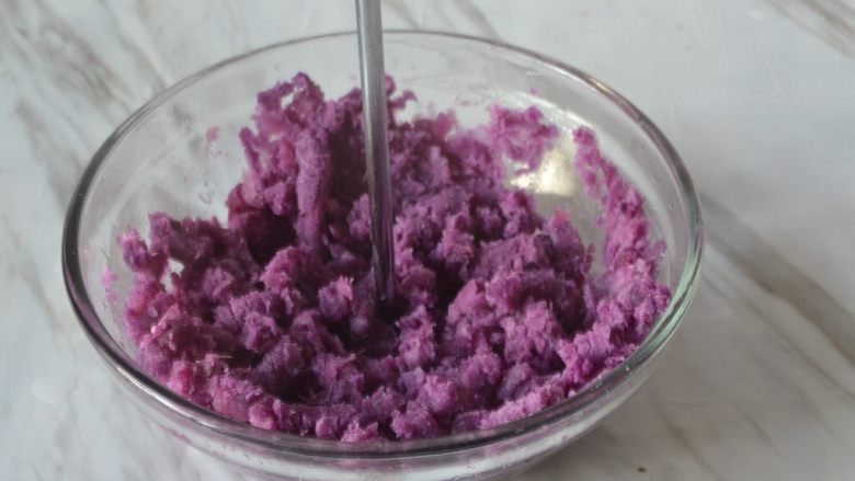 紫薯鸡蛋卷
,蒸熟后，捣成紫薯泥