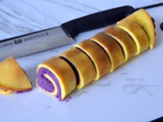 紫薯鸡蛋卷
,用锋利的水果刀切段，每切一次擦洗一次刀身，这样切面更完美