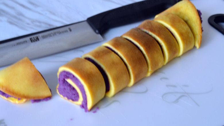 紫薯鸡蛋卷
,用锋利的水果刀切段，每切一次擦洗一次刀身，这样切面更完美