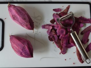 紫薯鸡蛋卷
,紫薯洗净刨皮