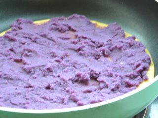 紫薯鸡蛋卷
,铺上紫薯泥，关火