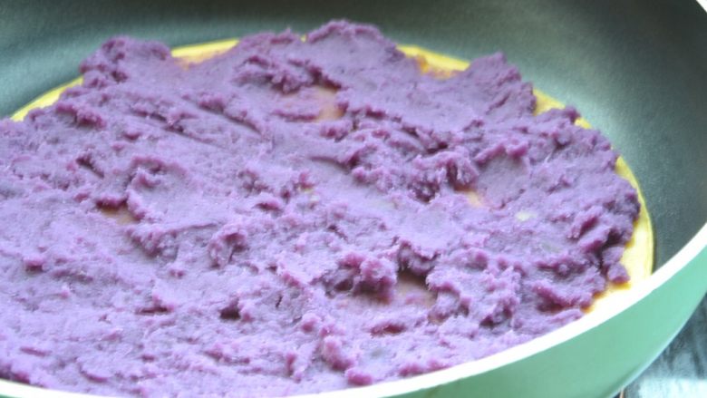 紫薯鸡蛋卷
,铺上紫薯泥，关火