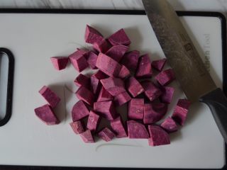 紫薯鸡蛋卷
,用刀切小块