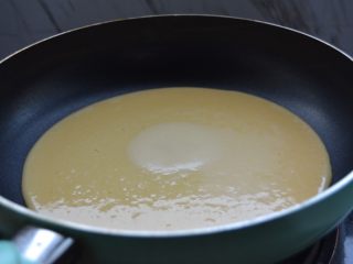 紫薯鸡蛋卷
,不粘锅热锅，倒入混合蛋液，小火煎