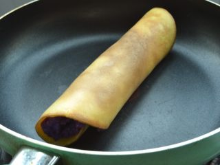 紫薯鸡蛋卷
,借用饭勺轻轻卷起