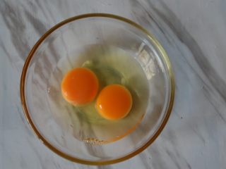 紫薯鸡蛋卷
,鸡蛋打入碗里