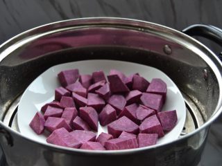 紫薯鸡蛋卷
,放盘子里，放蒸锅内，上汽后蒸15分钟
