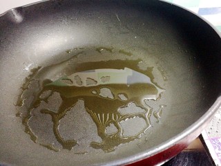 茴香猪肉锅贴,平底锅倒入油