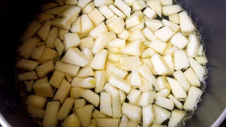 苹果酸奶昔,水烧开放入苹果粒煮1分钟。