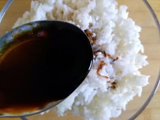 黑酱油+香辣鲜菌酱油饭,剩米饭中加3勺酱油（老抽）