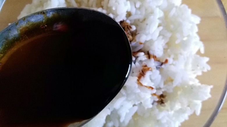 黑酱油+香辣鲜菌酱油饭,剩米饭中加3勺酱油（老抽）